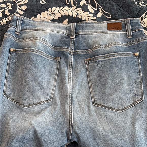 Judy Blue Women’s Relaxed Skinny Fit Crop Jeans - Picture 4 of 5